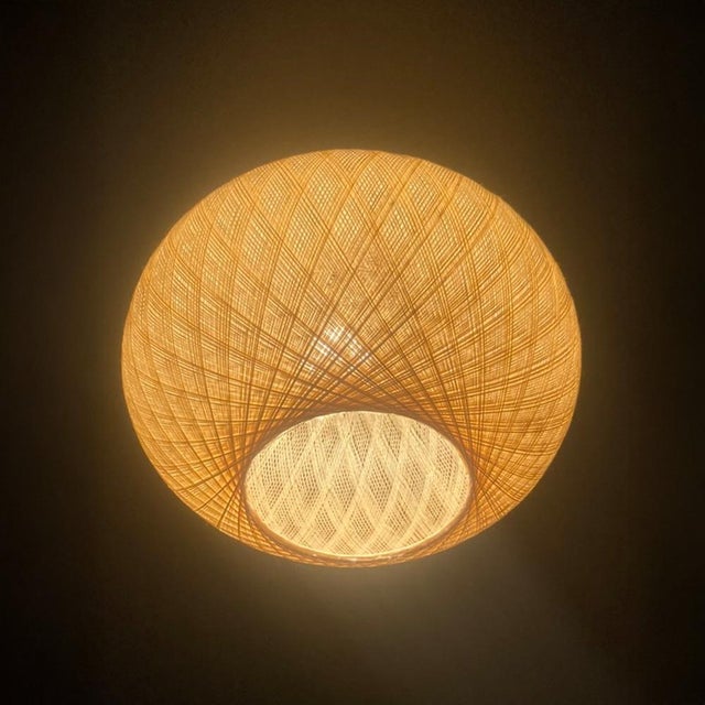 Rigid pendant light made of braided nylon thread Circa 70 Weight: 300 g Dimensions Diameter: 33 cm Height: 23.5 cm Up to...