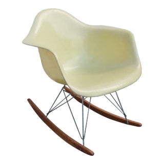Herman Miller Eames Fiberglass Shell Rocking Chair 1960s Parchment Color 6641 For Sale