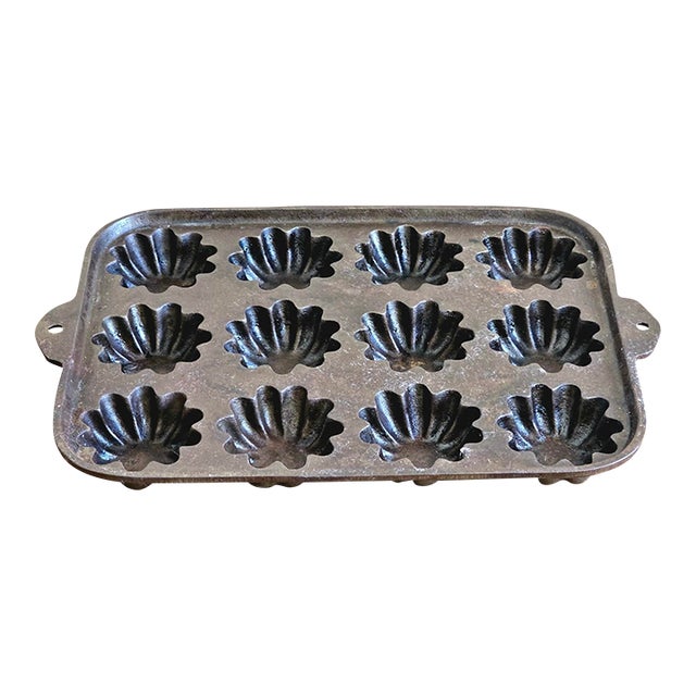 Antique 12-Cup Cast Iron “Turk’s Head” Gem Pan / Fluted Muffin Tin, Circa 1900 For Sale