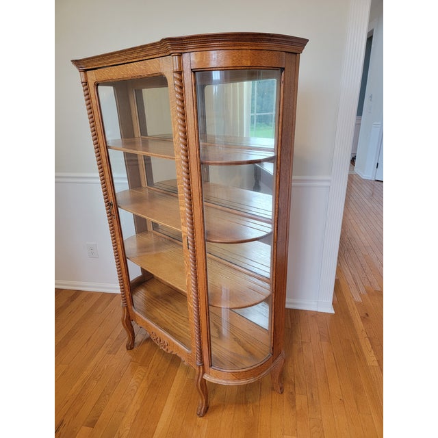 This handsome American quarter-sawn oak china cabinet dates to approximately 1905–1915 and showcases the exceptional...