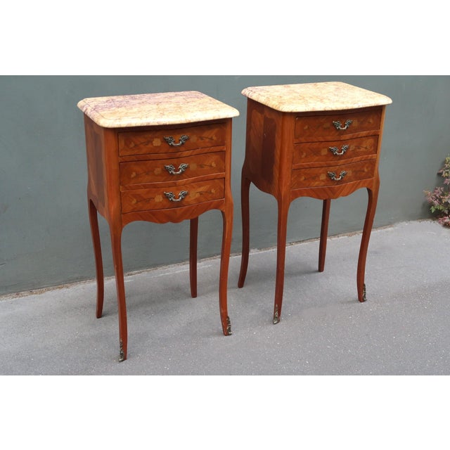 Antique Pair of French Louis XV Style Inlaid Side Tables or Nightstands. For Sale - Image 6 of 13