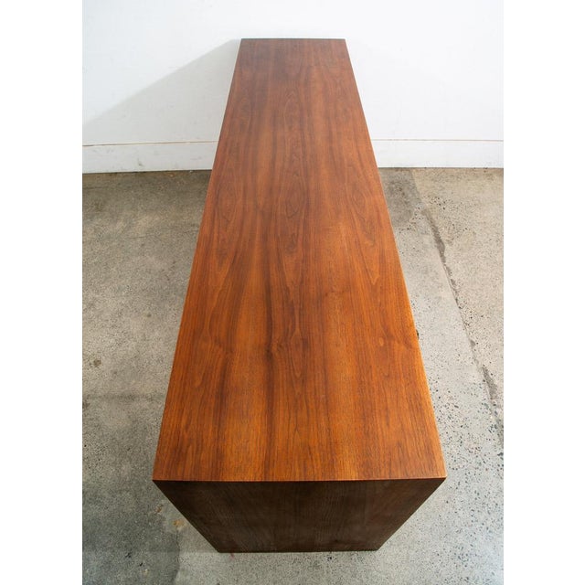 American of Martinsville 1960s Mid Century Modern Credenza Sideboard American Martinsville Walnut 6 Drawer MCM For Sale - Image 4 of 13