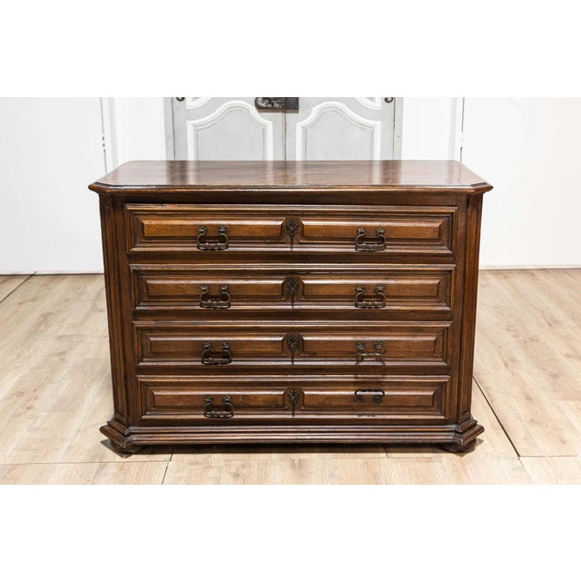 This 17th-century Italian commode exemplifies the craftsmanship and elegance of Baroque furniture design. Made from richly...