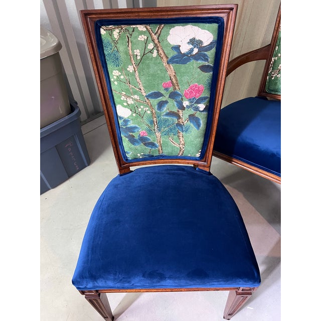 1950s Set of 8 John Stuart Mid-Century Dining Chairs – Hollywood Regency Newly Upholstered in Thibaut Designer Fabric With a Rich Navy Velour on the Seats. For Sale - Image 5 of 12