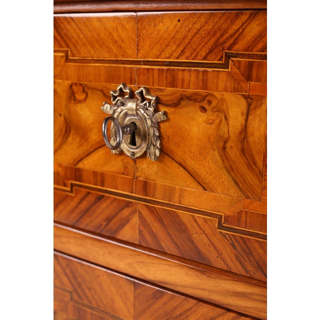 Louis Seize Chest of Drawers in Walnut, 1790 For Sale - Image 11 of 18