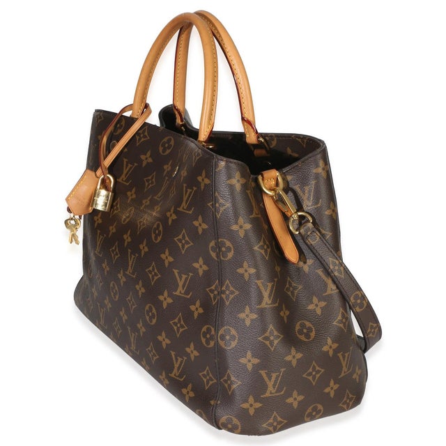 Item #: 153554 Interior Material: Microfiber Size: GM Features Interior: Two gussets. Three slip pockets. One zip pocket...