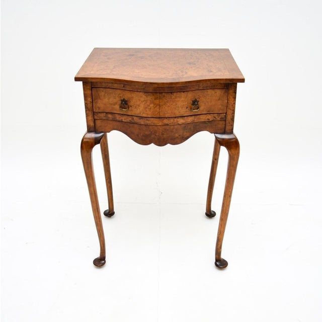 A beautiful and elegant antique burr walnut side table, made in England and dating from the 1900-1910 period. It is of...
