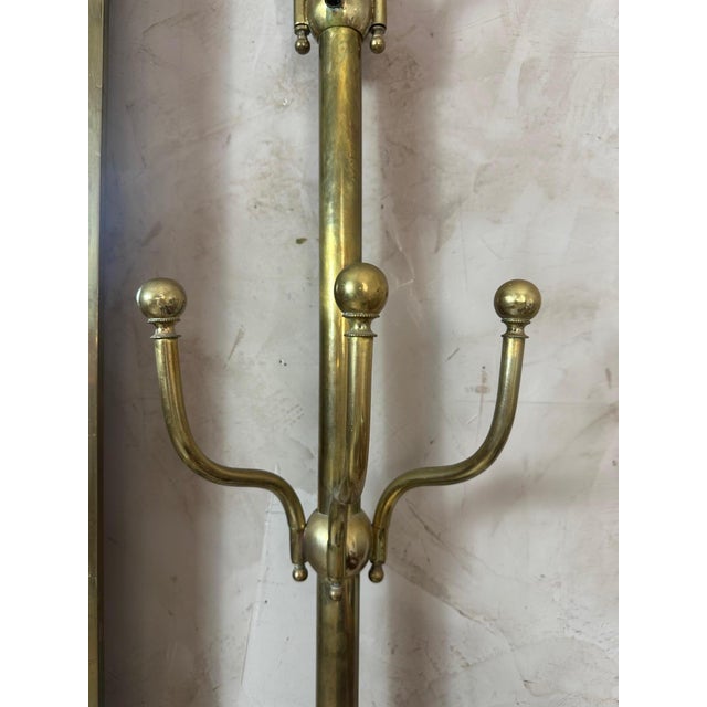 A superb brass entryway coat rack dating from the early 20th century, typical of the elegance of Belle Époque interiors....