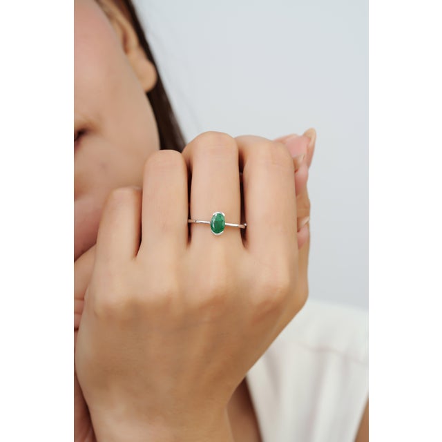Minimalist 925 Sterling Silver Natural 0.83 Ct Oval Emerald Solitaire Ring Size 8 For Sale - Image 6 of 13