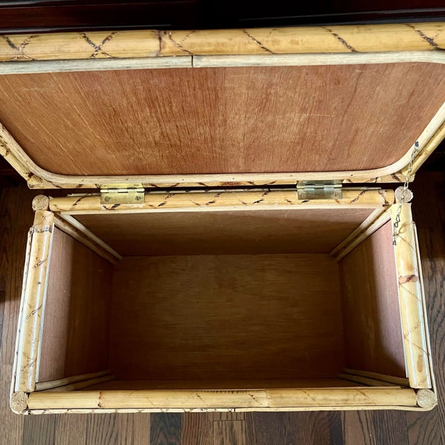 Vintage Chinoiserie Bamboo and Cane Wicker Lidded Small Side Table, Blanket Chest For Sale In New York - Image 6 of 12