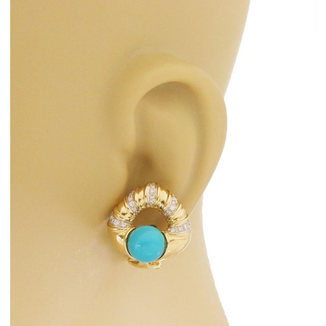 The Antonini Diamond Turquoise 18k Yellow Gold Heart Post Clip Huggie Earrings are a luxurious and stylish piece of...