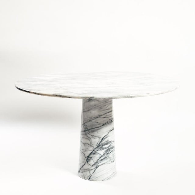 Stunning Marble dining table with an Elegant thi table top and a conical base. Diameter of 120 cm. Table Top height 2 cm....