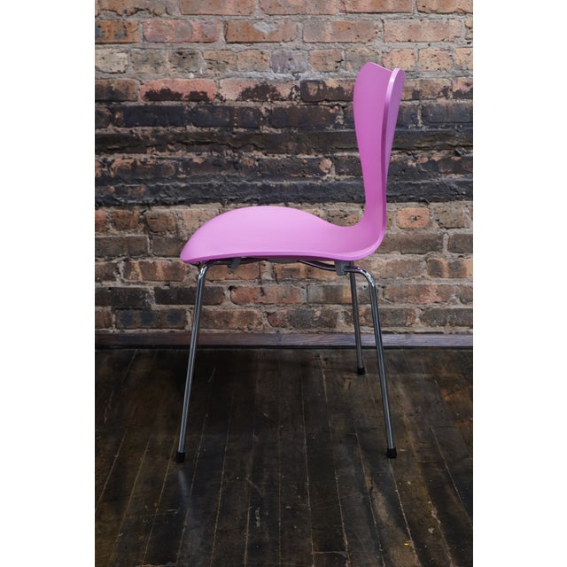 The Series 7 chair is an icon in modern furniture. It was originally designed by Arne Jacobsen in 1955. Its unique shape...