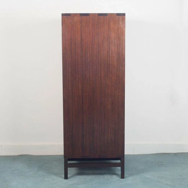 Mobile library shelf, design 70s. Complete with 4 shelves, tops, teak wood frame dark brown. Good condition with normal...