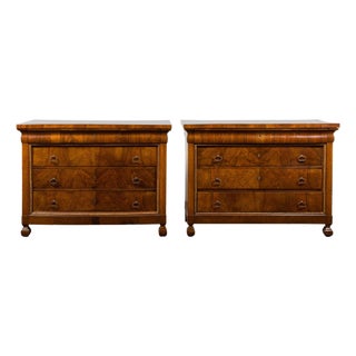 Pair of Italian 18th Century Walnut Four-Drawer Commodes with Bookmatched Veneer For Sale