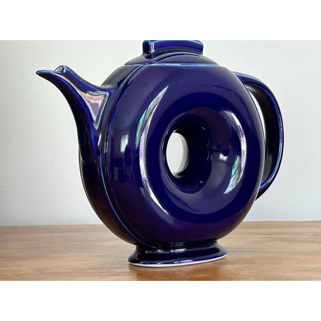 1950’s Hall China Company Made in the Usa Impeccable Iconic Vintage Cobalt Blue Doughnut Novelty Teapot For Sale - Image 11 of 18