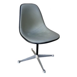 Mid Century Modern Swiveling Molded Chair by Eames for Herman Miller. Circa 1960s For Sale