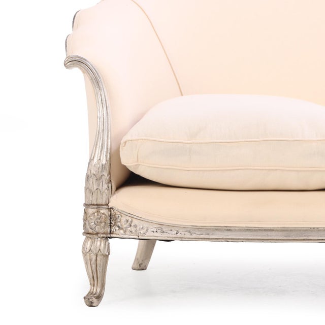 1930s A French Louis XV Style Silver Leaf Carved Settee, C. 1930. For Sale - Image 5 of 5