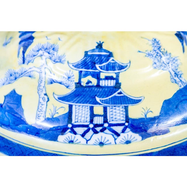 19th Century A Fabulous Chinese Export Porcelain Soup Tureen in Classic Form For Sale - Image 10 of 10