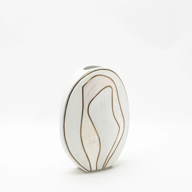 The “Cocteau Oval Vase” by R&Y Augousti is a masterful blend of natural elegance and sophisticated craftsmanship. This...
