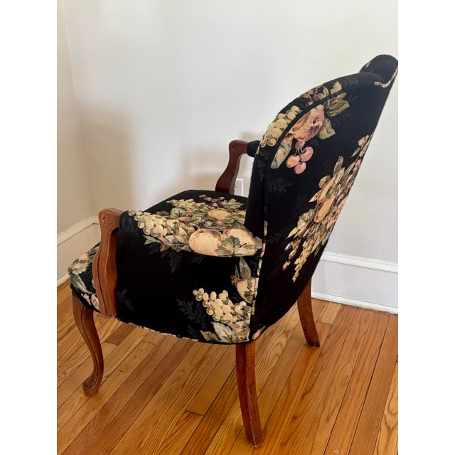 Late 20th Century French Louis XV Style Bergere Chair Upholstered in Pomegranate and Floral Fabric For Sale - Image 4 of 12