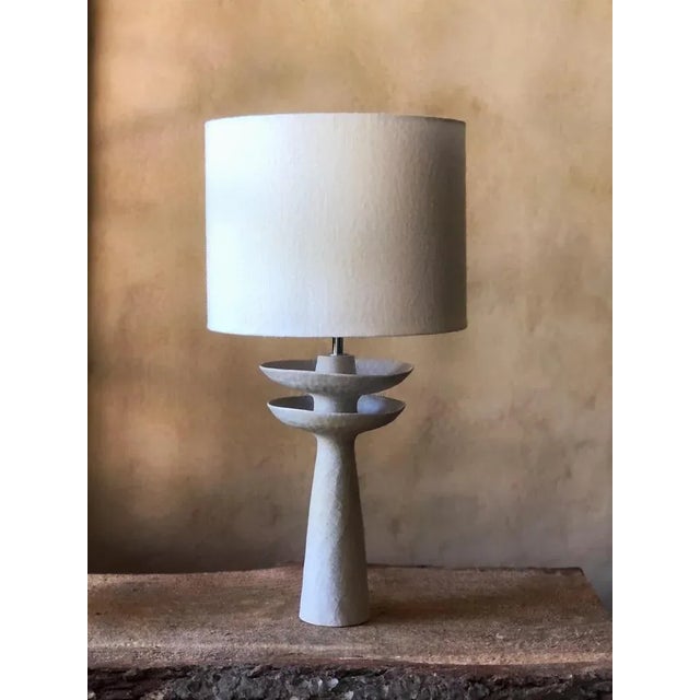 L03 round lamp by sophie vaidie one of a kind. Dimensions: ø 28 x h 57 cm. Materials: beige stoneware with porcelaine slip...