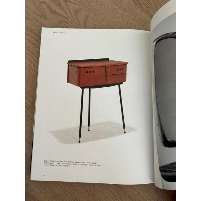 Retro Entrance Furniture in Teak – Rastad & Relling Tegnekontor, Model 2740 This unique Norwegian-made retro entrance...