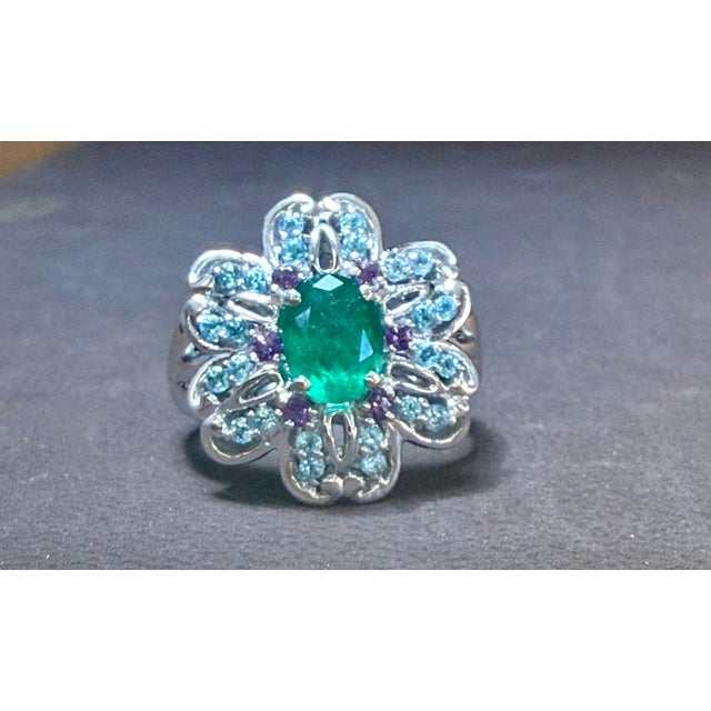 Metal 1.5 Carat Natural Oval Cut Emerald Ring With Blue Topaz & Amethyst 14 Karat Gold For Sale - Image 7 of 8