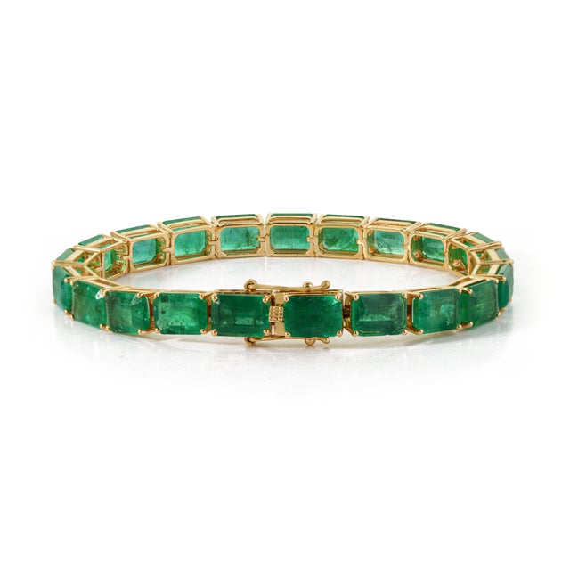 Metal Statement 30.46ct Natural Emerald Vintage Tennis Bracelet in 18k Yellow Gold For Sale - Image 7 of 15