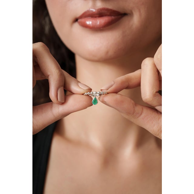 Contemporary Emerald Beaded Charm Band Ring Size 7 in 14k White Gold For Sale In New York - Image 6 of 16