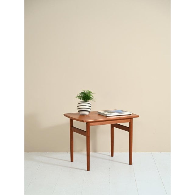 An essential furniture with timeless beauty, suitable for different environments and styles. Good conditions. A...