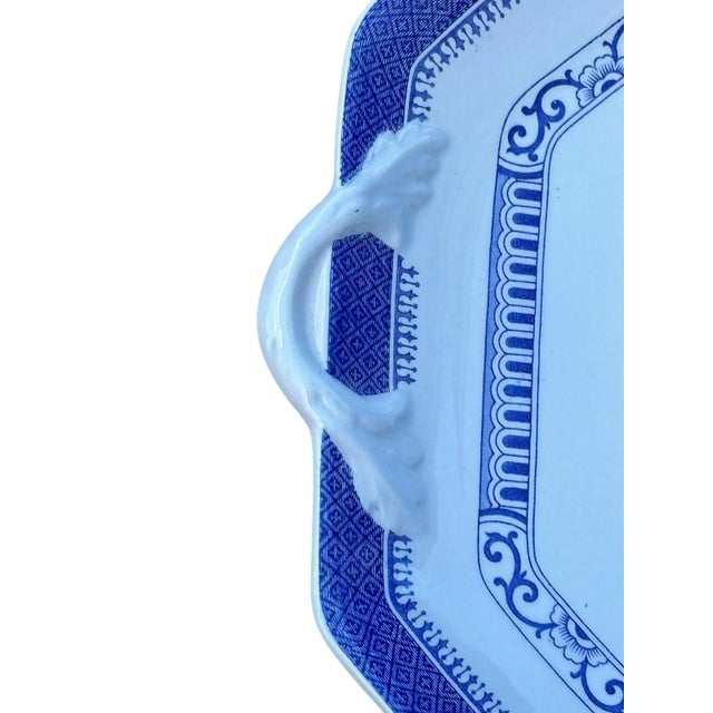 This Spode handled cake plate in the Old Bedford Blue pattern exemplifies classic English elegance. Featuring a delicate...