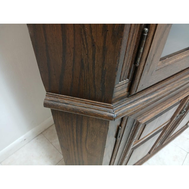 Jacobean 1980s Ethan Allan Charter Oak Jacobean Corner Cabinet Hutch Display For Sale - Image 3 of 11