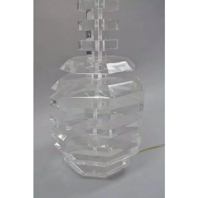 Mid-Century Modern Vintage George Bullio Mid Century Modern Stacked Lucite "Beehive" Table Lamp For Sale - Image 3 of 10