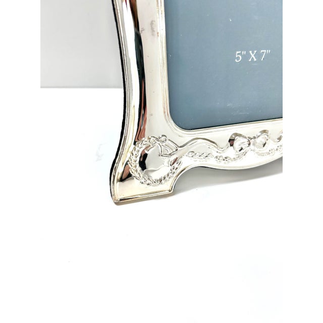 English Vintage Silverplate Repoussé Picture Frame With Bows & Swags – Hollywood Regency Style For Sale - Image 3 of 9