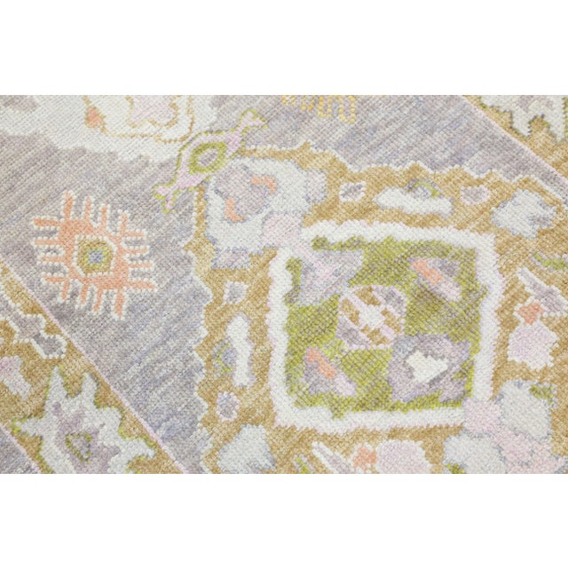 This modern Turkish Oushak rug is a stunning piece of art that has been handwoven using traditional techniques by skilled...