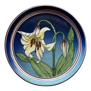 Hand-Painted Studio Pottery Plate Avalanche Lily Signed SBCD 1981 For Sale