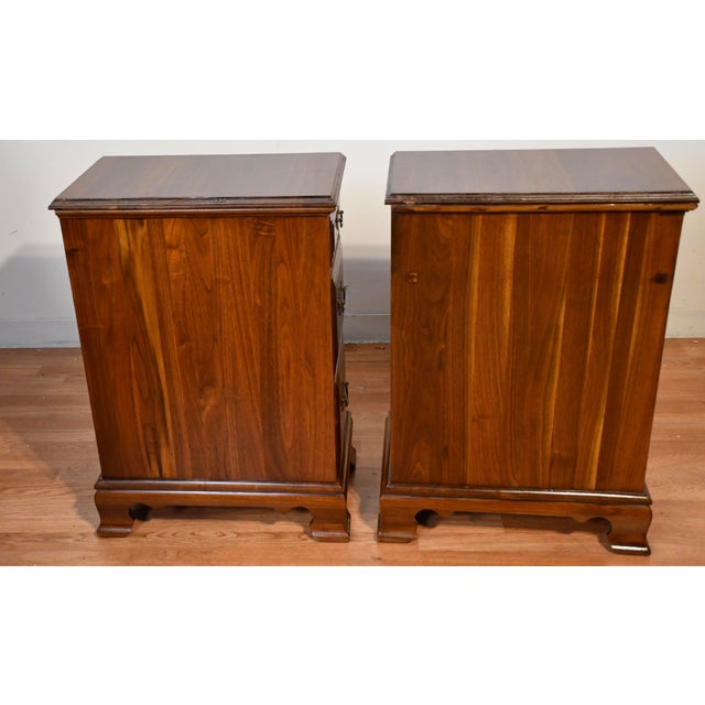 1930s Pair of English Chippendale Walnut Nightstands / Bedside Tables For Sale - Image 11 of 17
