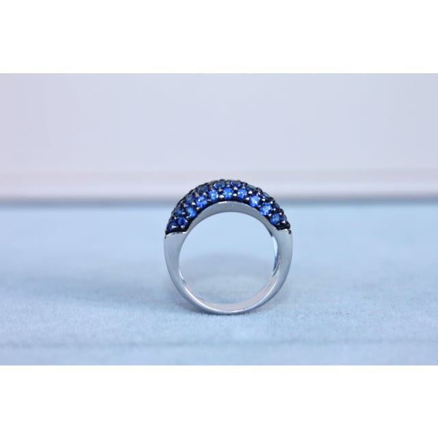 Early 21st Century Round Diamond Bezel Set Blue Sapphire Pave Set 18 Karat White Gold Unique Ring, Size 7 For Sale - Image 5 of 14