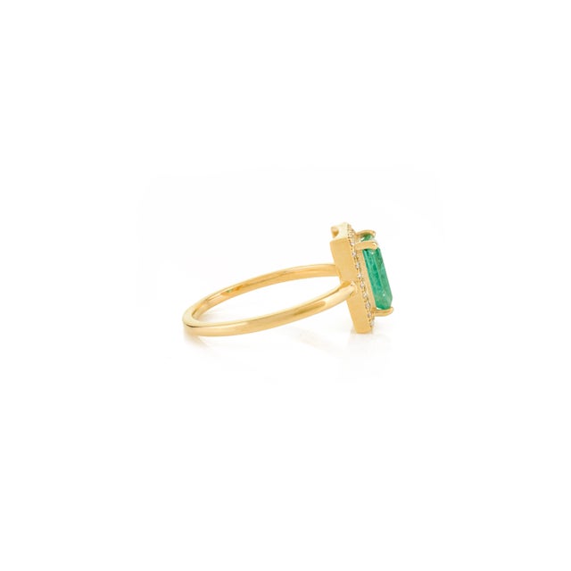Unique 18k Gold Tapered Baguette Emerald Ring for Bride Size 6.5 For Sale In New York - Image 6 of 13