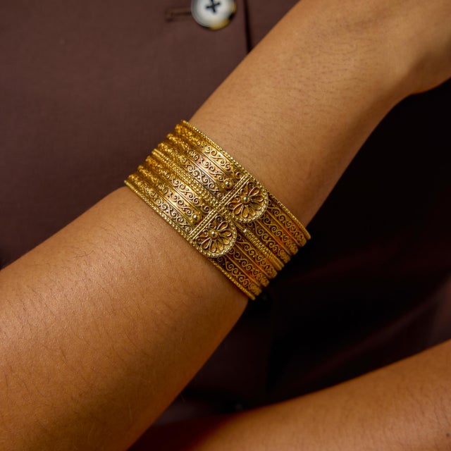 This vintage Zolotas bangle is a commanding expression of form, heritage, and refined craftsmanship. Executed in rich 18k...