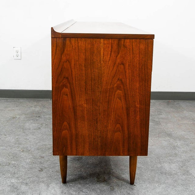 Wood Mid Century Modern Dresser Credenza Broyhill Sculptra Brazilia 6 Drawer MCM For Sale - Image 7 of 10