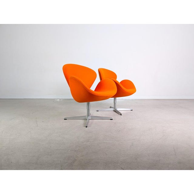 Fritz Hansen Swan Chair with Orange Upholstery by Arne Jacobsen for Fritz Hansen For Sale - Image 4 of 13