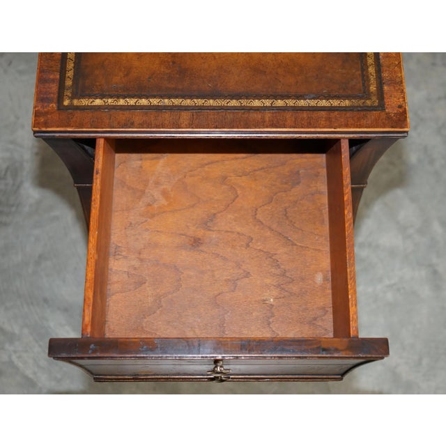 Victorian Mahogany Curved Single Drawer Side End Lamp Table with Brown Leather Top For Sale - Image 17 of 18