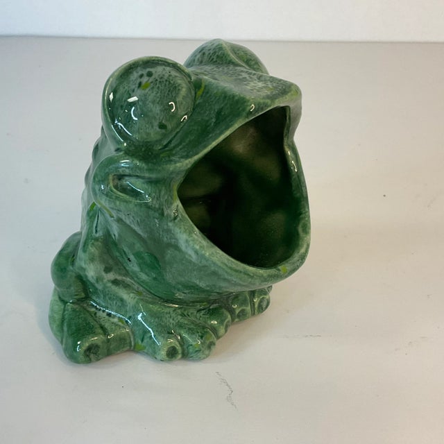 American Mid-Century Americana Folk Art Ceramic Frog Ashtray, Artist Initialed For Sale - Image 3 of 12