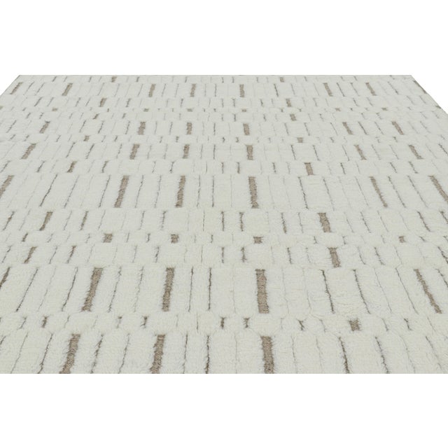 This hand-knotted wool 8x10 rug belongs to an exciting new line in Rug & Kilim’s Modern Collection, with a play of simple...