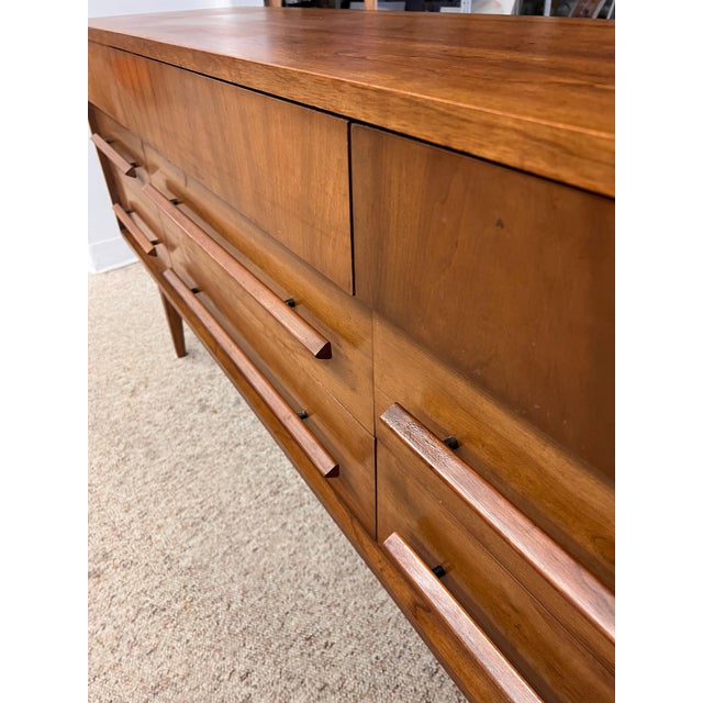 Vintage Mid-Century Modern Low Dresser With Sculpted Pulls and Tapered Legs. For Sale - Image 10 of 10