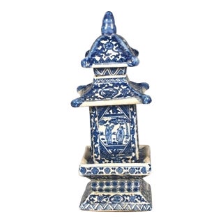 Blue and White Porcelain Pagoda, Chinese Chinoiserie Pagoda Tabletop Ornament For Sale