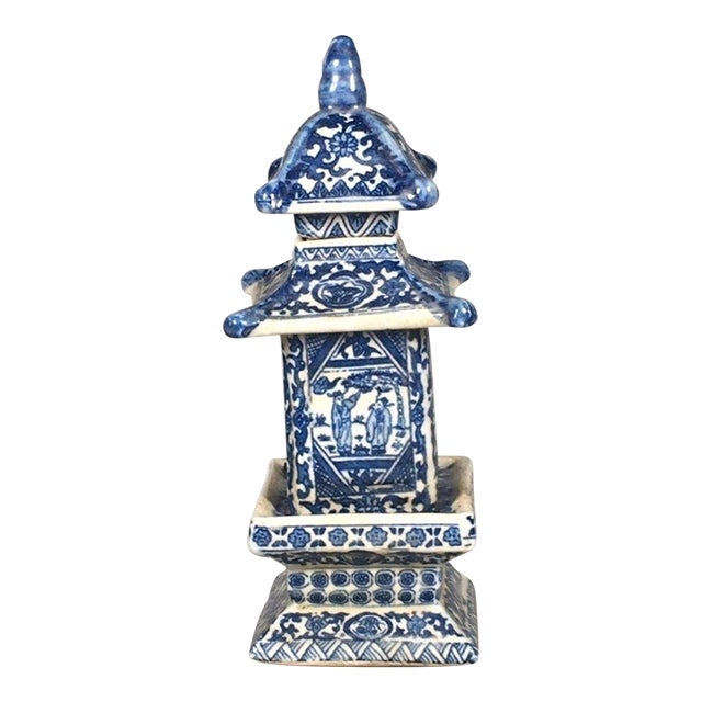 Blue and White Porcelain Pagoda, Chinese Chinoiserie Pagoda Tabletop Ornament For Sale