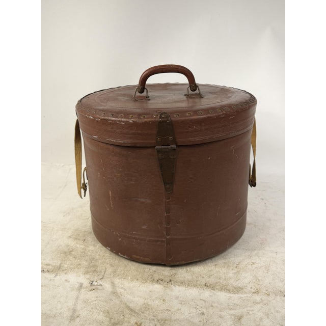 Antique Hat Box in Lined Cardboard and Leather, 1890s For Sale - Image 6 of 17